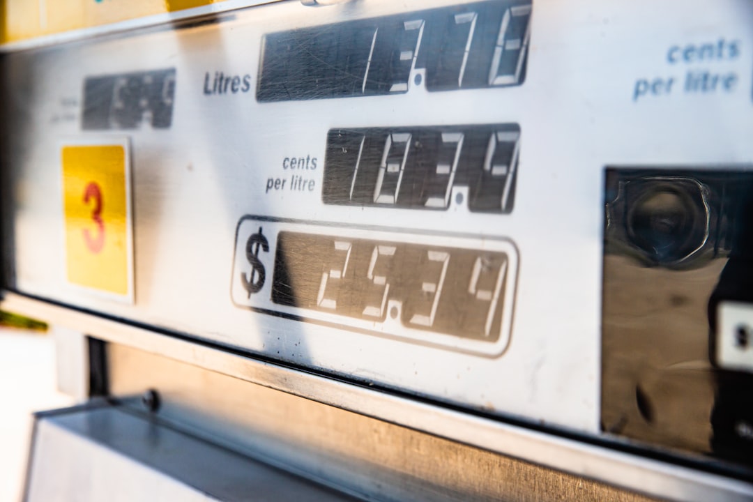 Oil Falls, Travel Slumps: Iran-US Tensions Hit Global Business 2026 본문 이미지