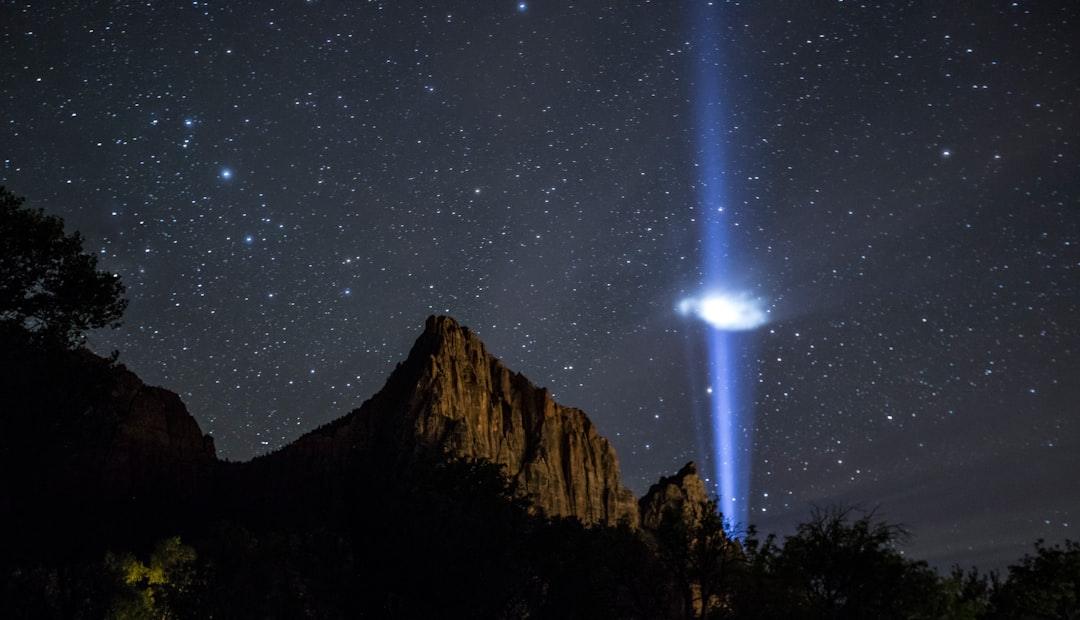 Pilots Report Mysterious UFO Sighting Over Arizona Sky in 2026 본문 이미지